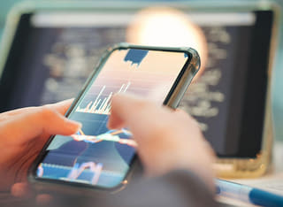شخص يراجع إجراءات تحويل الأموال والسحب الواضحة
