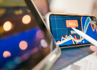 محلل يعمل عبر أسواق مختلفة يدرس خيارات البيتكوين والإيثريوم وتداول العملات الأجنبية